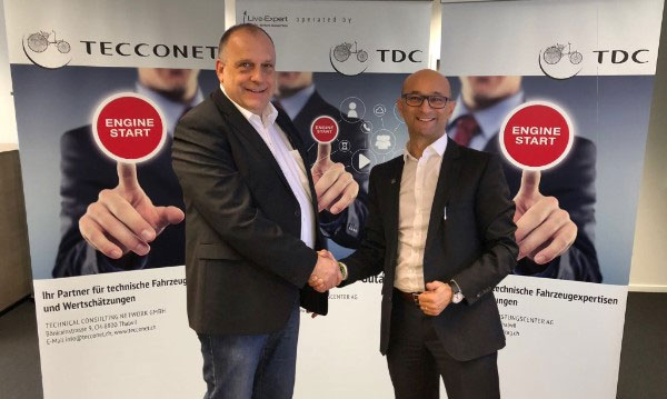 Besiegeln ihre Zusammenarbeit per Handschlag: Kurt Seiler (links) Geschäftsführer TDC und Enzo Santarsiero, CEO André Koch AG.