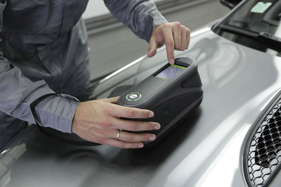 Die Lackmarke «R-M» von BASF hat die Messtechnik mit dem Spektrophotometer «Colortronic 12/6» markant verbessert. 