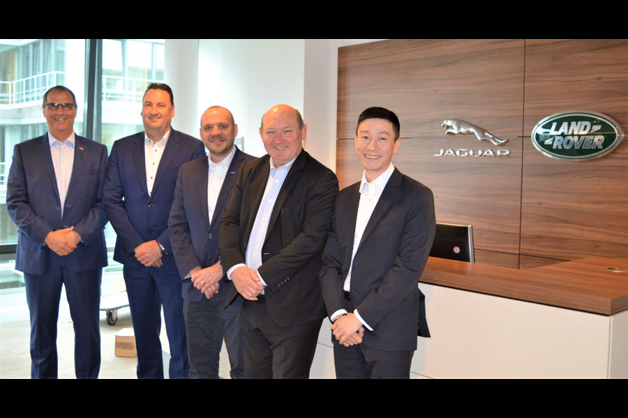 Sind Partner (v. l.): Oliver Birk (BASF), Christian Egger und Mike Hill (JLR), Mike Yorke (Outsorc) und Eason Qin (JLR).
