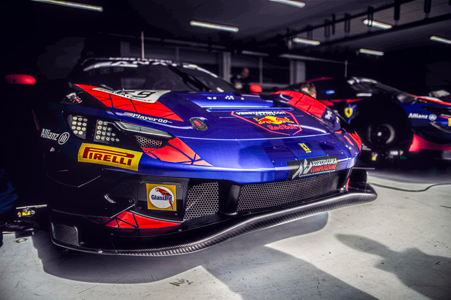 . . . an der Front der Ferrari-Rennwagen zu sehen. 