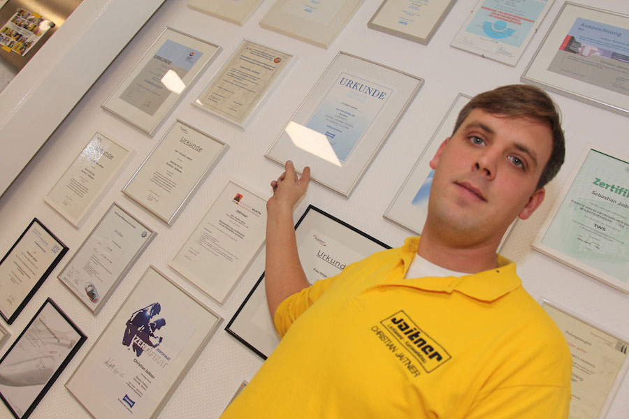 Juniorchef Christian Jaitner präsentiert die zahlreichen Urkunden, die der Betrieb im Laufe der Jahre erhalten hat.