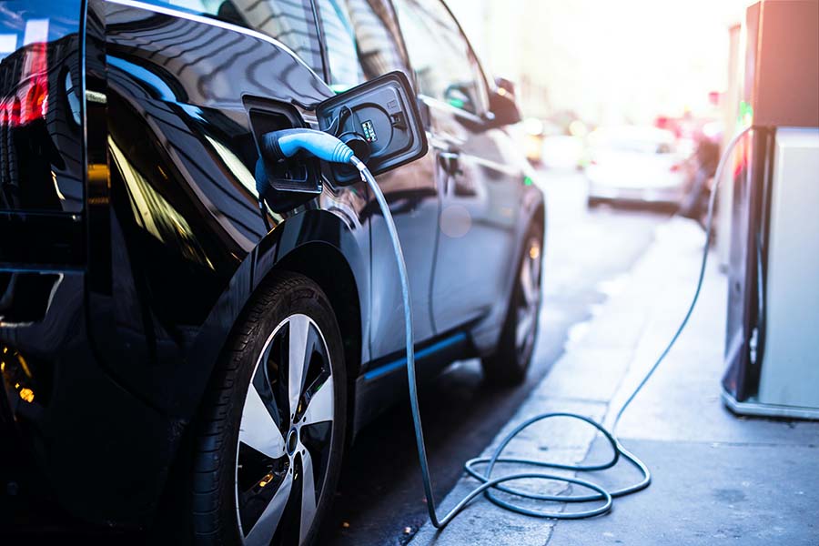 Die Instandsetzung von Elektro- und Hybridfahrzeugen erfordert ein Umdenken bei den einzelnen Reparaturschritten. (Foto: Shutterstock)