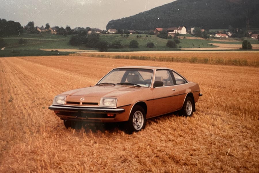 Sein früherer Besitzer verkaufte ihn aus Altersgründen: Goldfarbener Opel Manta mit Jahrgang 1978. 