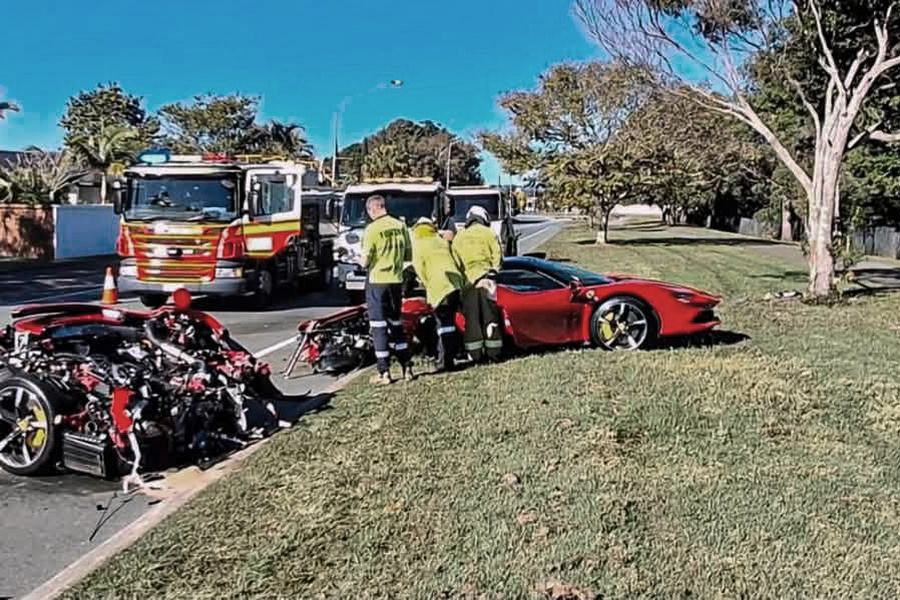 Une Ferrari coupée en deux sur la Gold Coast, son conducteur presque indemne