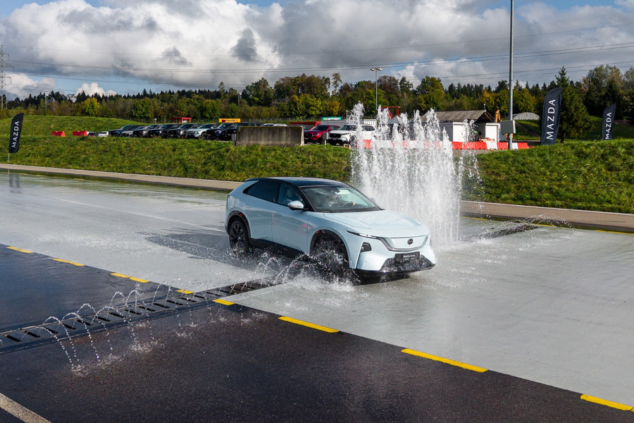 Mazda CX-6e : le grand électrique garde son sang-froid