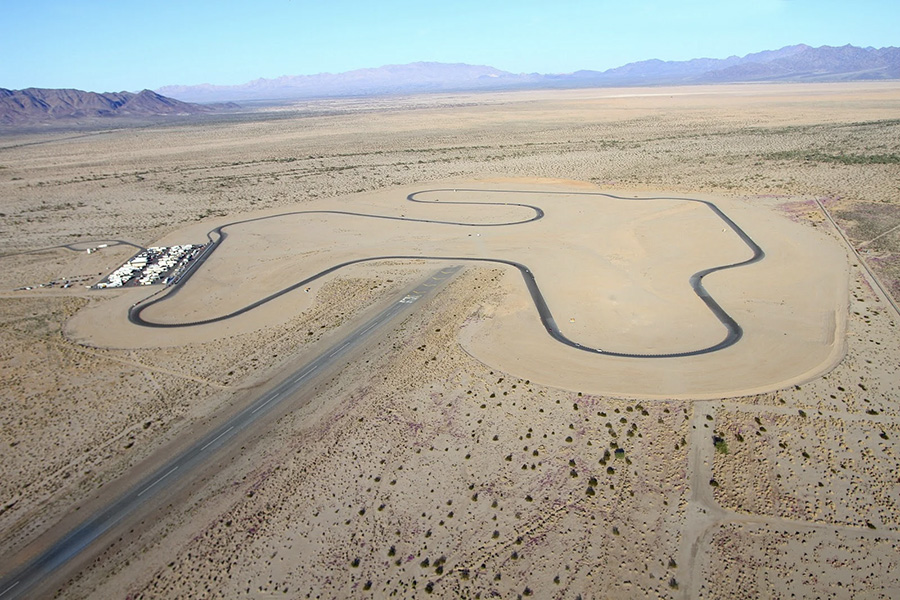 26 millions – et avec ça, un circuit dans le désert avec sa propre piste d’atterrissage