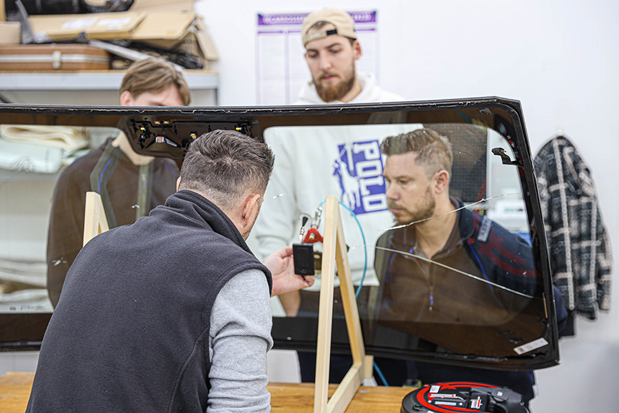 Praxis statt «Power Point»: Gyso trainiert Scheibenreparatur landesweit