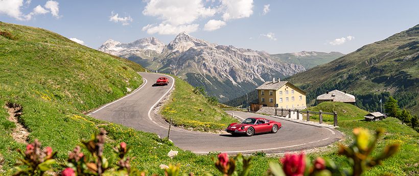 Passion auf Passstrassen: 70 Dinos auf Alpenfahrt durchs Engadin