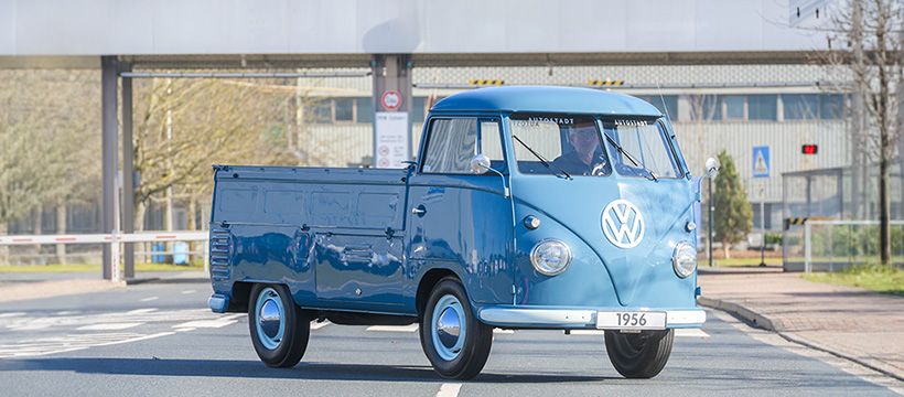 30 PS, viel Geschichte und ein Hühnerstall: Drei Bullis feiern 70 Jahre Werk Hannover