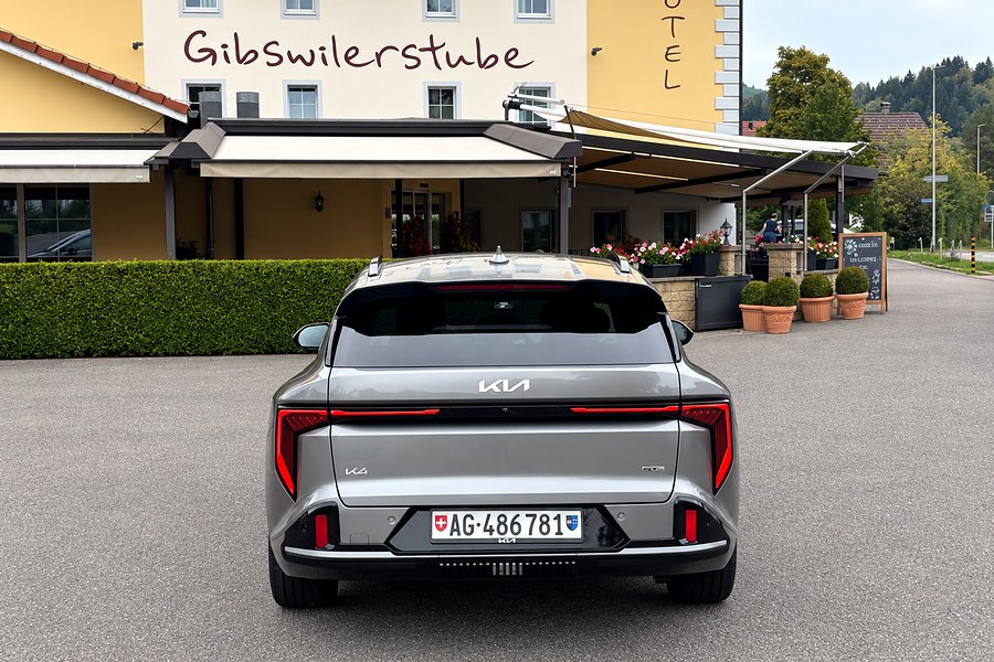 In der Seitenansicht zeigt der Sportswagon seine stattlichen Proportionen besonders gut: 4,70 Meter Länge, eine gestreckte Dachlinie und ein klar gezeichnetes Heck machen aus dem Kombi einen durchaus eleganten Lastenträger.
