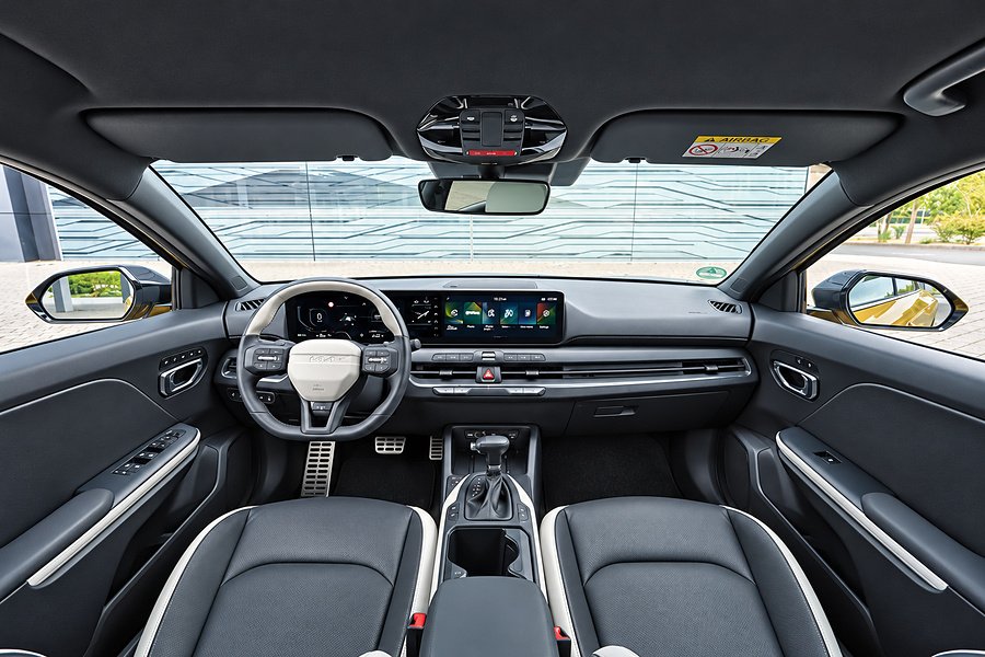 Im Cockpit trifft viel Digitales auf gute Ergonomie. Angenehm: die bequemen Sportsitze, die sich nicht nur beheizen lassen, sondern an warmen Tagen auch belüftet werden können.