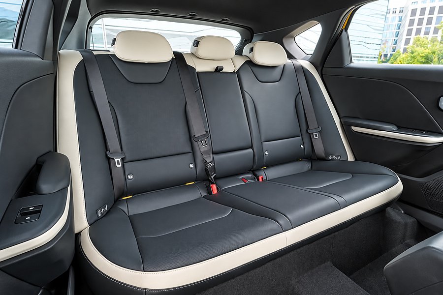 Im Fond setzt Kia das Schwarz-Weiss-Thema konsequent fort. Die drei Sitzplätze zeigen, dass der Sportswagon nicht nur fürs schöne Bild, sondern auch für den Familienalltag gedacht ist.