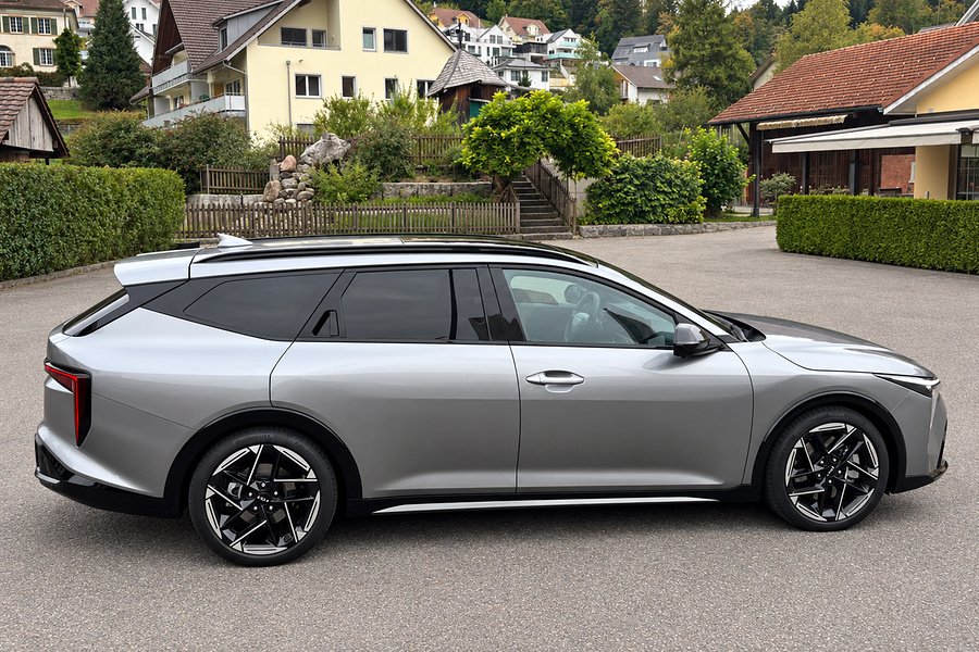 Vue de profil, le Sportswagon dévoile particulièrement bien ses proportions imposantes : 4,70 mètres de long, une ligne de toit étirée et un arrière bien dessiné font de ce break un transporteur plutôt élégant.