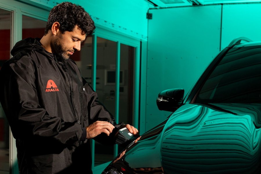 Digitale Farbtonmessung mit Axalta-Technik: Der Konzern spürt im Reparaturlackgeschäft die vorsichtigeren Lagerbestellungen europäischer Vertriebspartner. (Symbolbild)