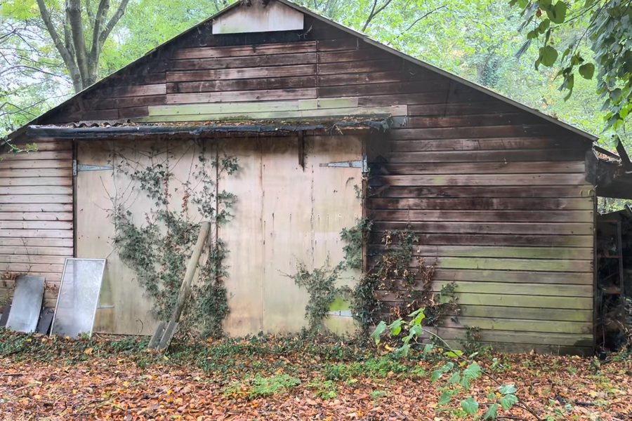 Verwittertes Holz und zugewachsene Tore: In dieser britischen Scheune filmte Colin Smith den als Bentley 4½ Litre von 1928 beschriebenen Wagen.
