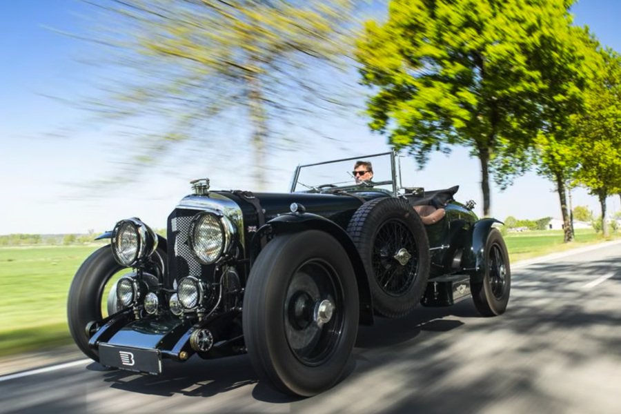 Zum Vergleich: Ein Bentley in gepflegtem Zustand auf der Strasse. Diese Aufnahme zeigt ein anderes Fahrzeug als den aktuellen Scheunenfund.