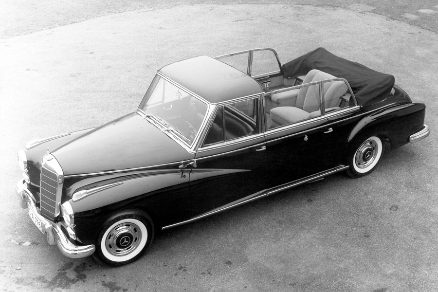 Das 300 d Landaulet von 1960 verband einen offenen Fond mit Sonderlösungen für den Papst. Herausnehmbare Seitenscheiben sorgten für einen freien Blick auf den Passagier.  Foto: © Mercedes-Benz AG