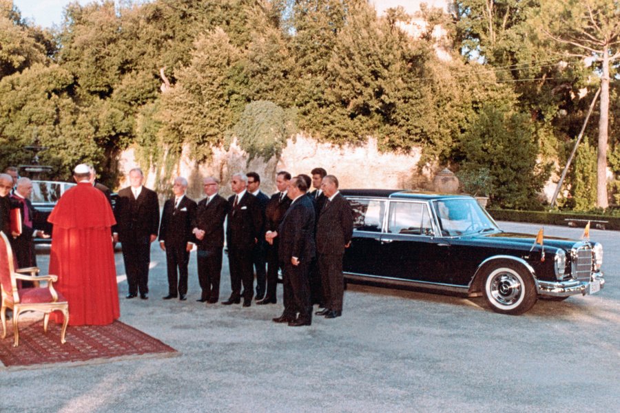 Paul VI. bei der Übergabe seines 600 Pullman-Landaulets im September 1965. Die Sonderanfertigung erhielt unter anderem grössere Fondtüren und einen verstellbaren Einzelsitz.  Foto: © Mercedes-Benz AG