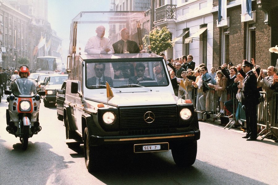 Johannes Paul II. im Papamobil auf Basis des 1980 entwickelten Mercedes-Benz 230 G. Der erhöhte Fond und der transparente Aufbau machten ihn für die Menschen entlang der Strecke besser sichtbar.  Foto: © Mercedes-Benz AG