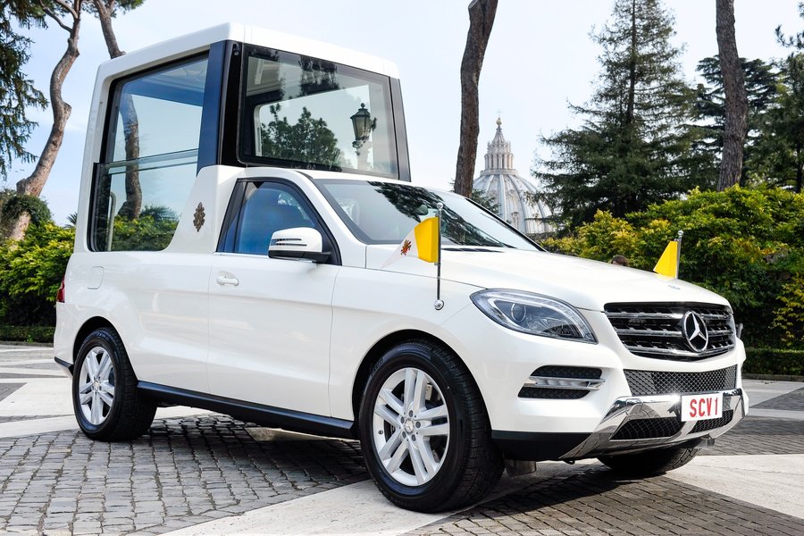 Der ML 500 von 2012 führte das Konzept der transparenten Passagierkabine unter Benedikt XVI. weiter. Die grössere Fondkonstruktion erleichterte auch den Einstieg.  Foto: © Mercedes-Benz AG