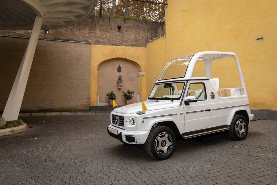 Der 2024 an Franziskus übergebene Mercedes-Benz G 580 fährt rein elektrisch. Für seinen Einsatz als Papamobil wurde die Carrosserie umfassend umgebaut.  Foto: © Mercedes-Benz AG