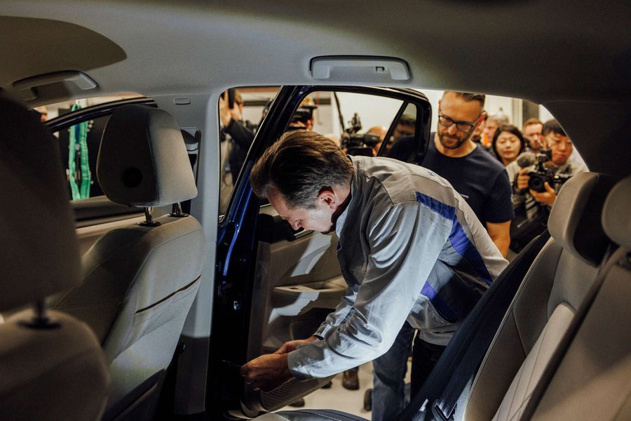 VW-Markenchef Thomas Schäfer demontiert bei der Eröffnung der neuen Demontagelinie in Zwickau symbolisch eine Autotür. Ab 2027 sollen hier jährlich 4100 Fahrzeuge zerlegt werden. Foto: Volkswagen AG