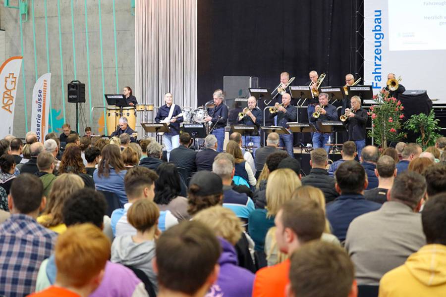 Depuis des années, le big band « Now or Never » fait partie intégrante du programme annuel du Stadtkeller de Lucerne et . . .