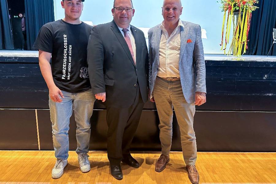 Réunion avec la politique lucernoise : l’enseignant spécialisé Bucheli avec le directeur de la formation Armin Hartmann et l’apprenti Yannis Meyer. 