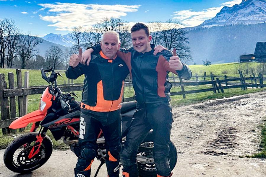 En route sur deux roues : Peter Bucheli avec son neveu Michi Kipfer. Quel est son métier ? Devinez. 