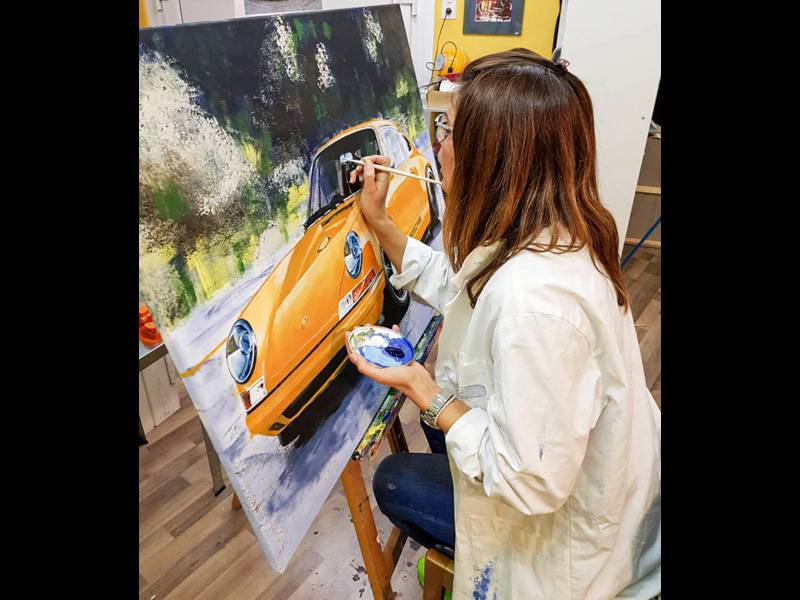 Avec beaucoup de passion : Sandra Stillhart retranscrit les impressions recueillies chez Singer à l’aide d’un pinceau en créant un portrait Porsche plein d’énergie.