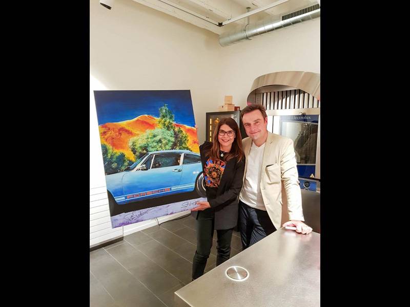 Retrouvailles à l’hôtel Kempinski de Genève : Rob Dickinson vient de signer le deuxième tableau de Sandra Stillhart.