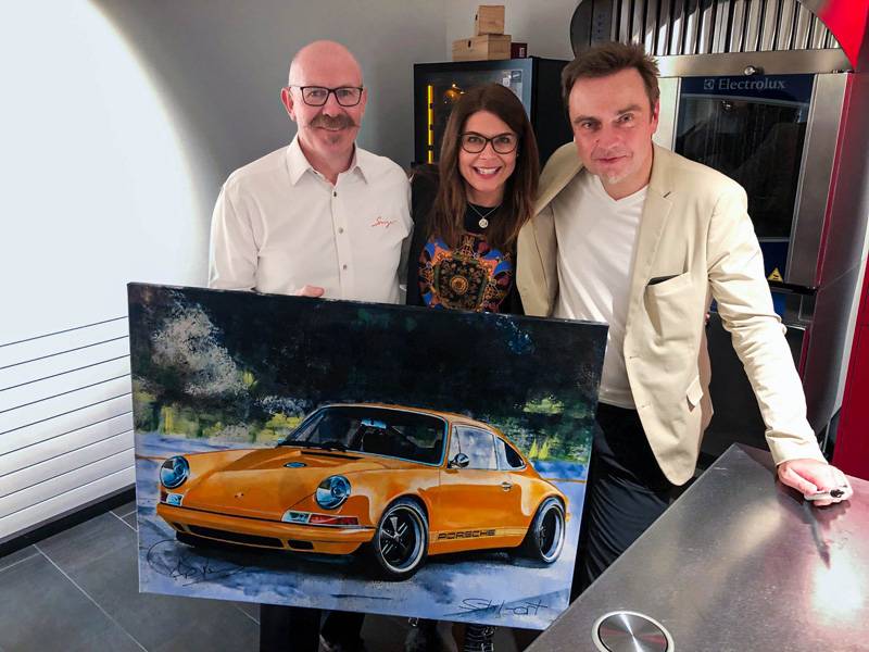 L’enthousiasme à l’égard de l’usine Singer-Porsche est grand (de g. à d.) : Seamus Taaffe, chef d’atelier chez Singer, Sandra Stillhart et Rob Dickinson.