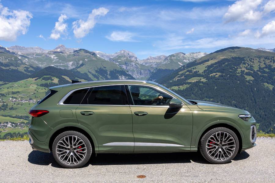 Les jantes alu multibranches « S » et les étriers de frein peints en rouge sont très esthétiques, mais coûtent respectivement 2150 et 460 francs. 