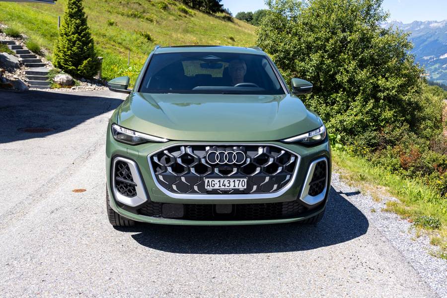 Phares Matrix LED, calandre spéciale, prises d’air marquantes, pare-chocs propres à la ligne S : l’avant de la SQ5 a été conçu pour allier dynamisme et individualité.