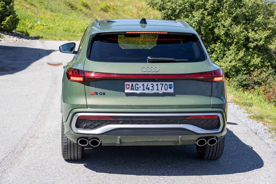 Derrière l’échappement à doubles sorties se cache un système d’échappement à clapets qui, en mode « Dynamique » fait rugir le V6 comme s’il avait décroché un second rôle de baryton au Festival de Salzbourg.