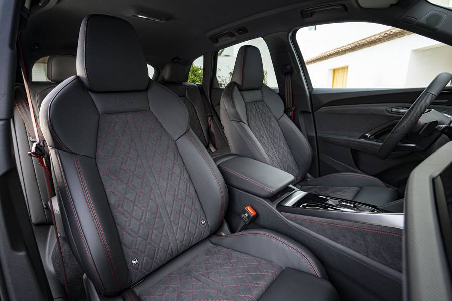 Le summum de confort : les sièges sport entourent le conducteur et garantissent un excellent maintien, même dans le haut du dos, grâce à leurs hautes joues latérales.