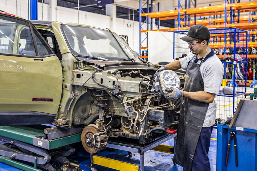 Stellantis inaugure à Osasco, près de São Paulo, son premier centre sud-américain de démontage automobile – et s’attaque ainsi à un marché quasi désert au Brésil. Chaque année, environ deux millions de véhicules sont retirés de la circulation, mais à peine 1,5 % d’entre eux bénéficient d’un traitement respectueux de l’environnement. Les autres disparaissent dans la nature – ou finissent dans des ateliers douteux. Ce nouveau centre prévoit de démonter jusqu’à 8 000 véhicules par an, de réutiliser les pièces et de recycler les matériaux. L’investissement : 13 millions de reals et environ 150 nouveaux emplois.

Les véhicules proviennent d’enchères, sont pour la plupart des épaves ou en fin de vie. Dès leur arrivée, les liquides comme l’huile et le carburant sont retirés, puis des techniciens inspectent les composants. Les pièces réutilisables sont nettoyées, étiquetées et mises en vente – sur place, dans un container aménagé, ou en ligne via le « Circular AutoPeças Store » sur Mercado Livre. Le tout avec traçabilité et dans le cadre des réglementations du Detran. Même les plus petites pièces reçoivent un certificat d’origine et d’état.

Métaux, plastiques et fluides retournent dans le circuit du recyclage. Stellantis s’assure ainsi l’accès à des matières premières précieuses et contourne la pénurie croissante de matériaux. Le marché brésilien du recyclage automobile représente un potentiel estimé à deux milliards de reals par an – un terrain jusqu’ici largement inexploité.

Ce centre s’inscrit dans un réseau plus vaste d’économie circulaire, qui comprend également le Vehicle Reconditioning Center inauguré en 2024 à Betim. Cet atelier remet à neuf et certifie des véhicules d’occasion. Ensemble, ces deux sites doivent prolonger la durée de vie des produits, réduire les déchets et maintenir les ressources dans le cycle de production. Pour un marché longtemps habitué à user jusqu’à la corde plutôt qu’à prolonger, c’est un virage radical – et peut-être le début d’un grand ménage attendu depuis longtemps dans l’automobile brésilienne.