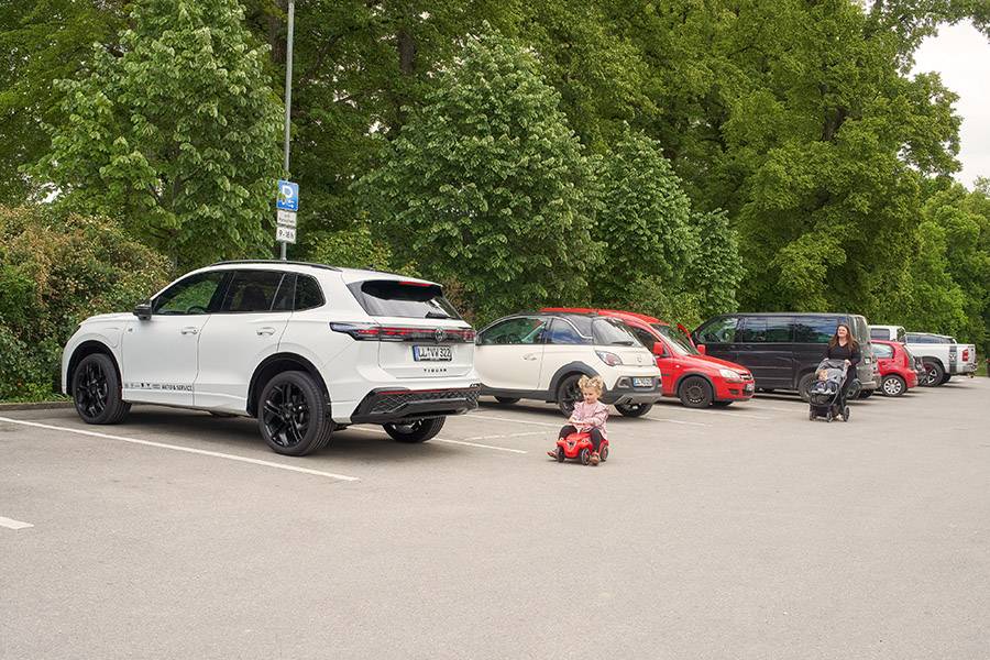 Réalité dangereuse sur un parking : un assistant de freinage d’urgence en marche arrière peut ici faire toute la différence.