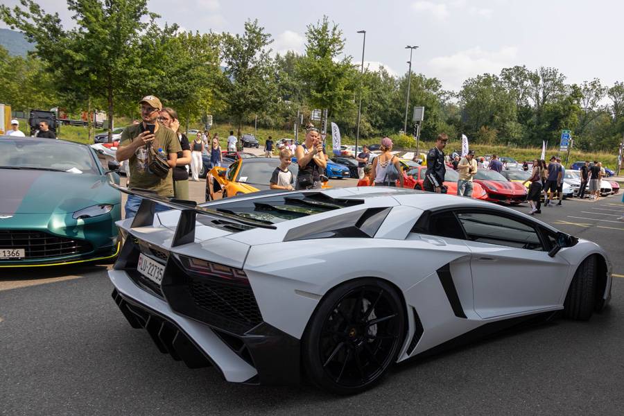 D’Aston Martin à Ferrari en passant par Lamborghini (au premier plan) : les grands noms étaient au rendez-vous ce samedi ensoleillé.