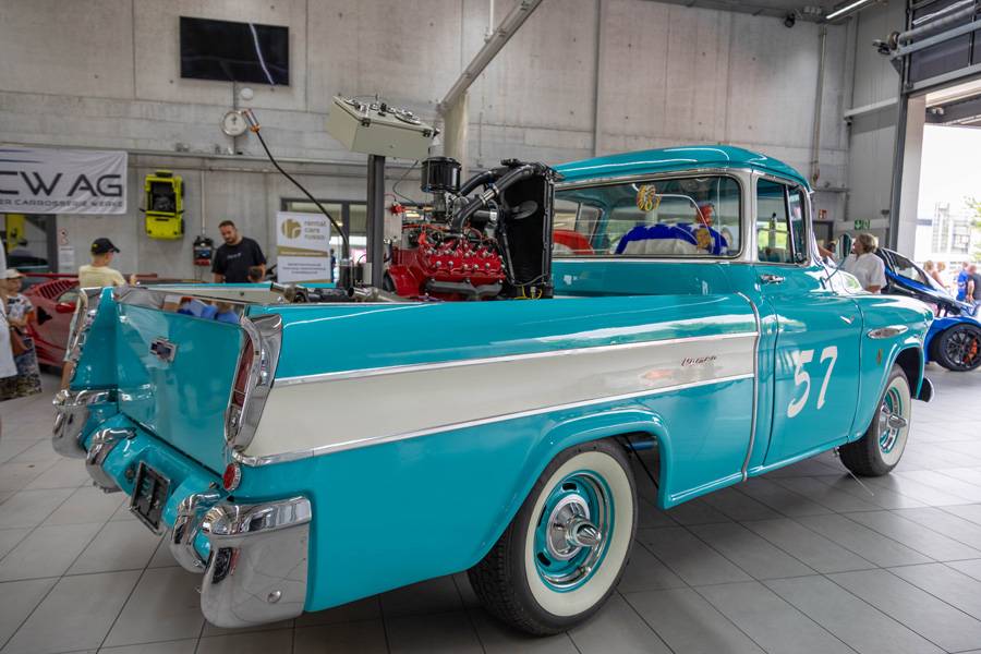 Le Chevrolet Cameo date de 1957 et se distingue, outre sa peinture, par un V8 de 4,7 litres et une boîte trois vitesses au volant.