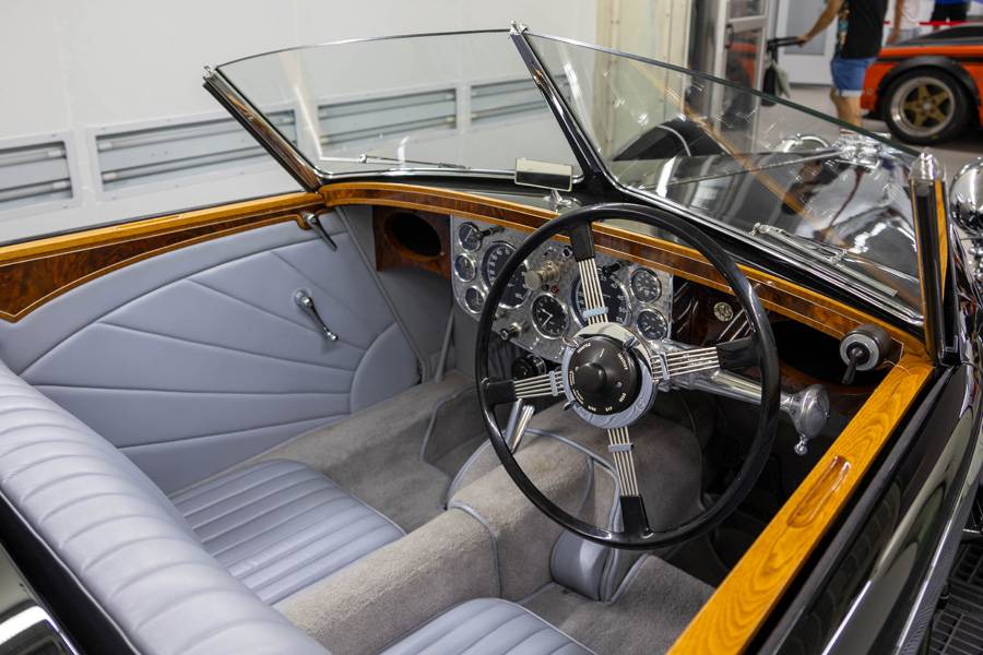 … dont ce modèle, à l’intérieur splendide, arrivé presque directement d’une vente aux enchères à Aarau pour ACW Dreamcars.