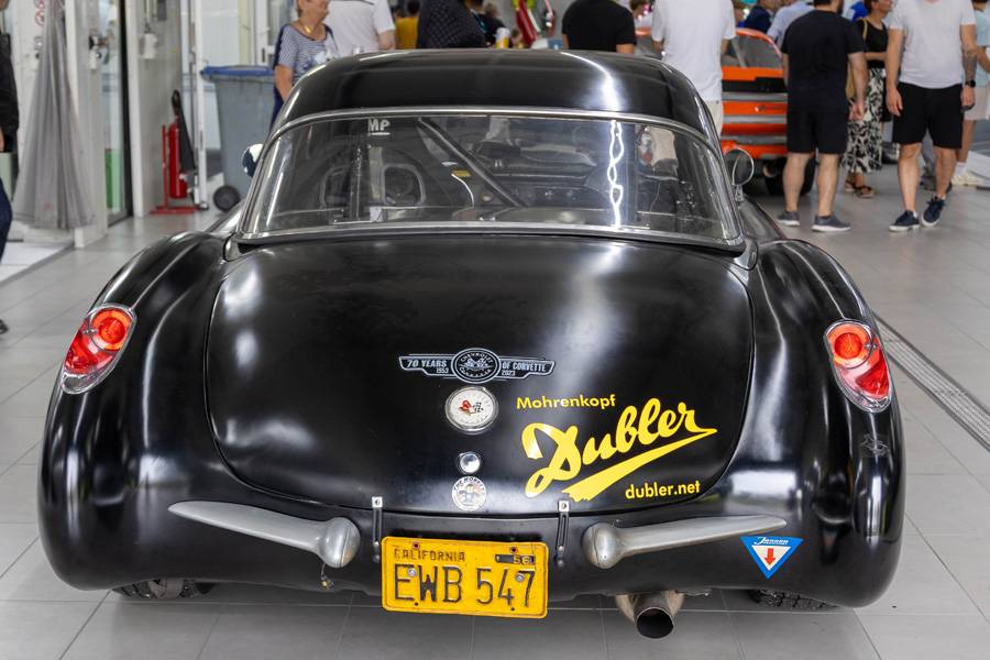 Robert Dubler, de Waltenschwil (AG), roi des têtes de nègre sucrées, file aussi à toute allure avec sa Corvette.