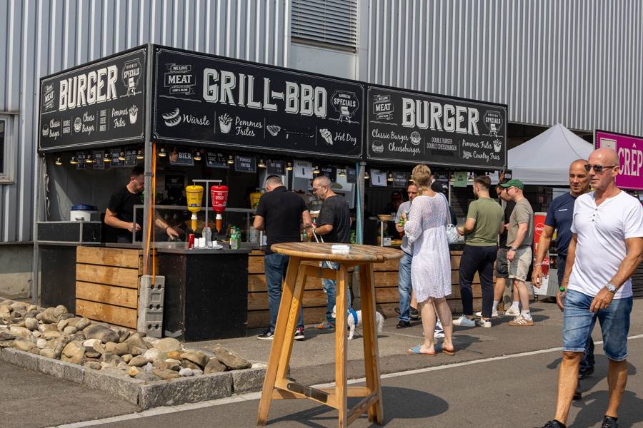 … plusieurs autres stands avec viandes et charcuteries ou encore…