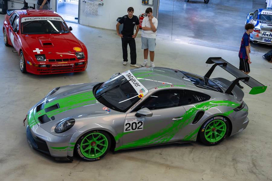 … les ateliers des tôliers et des maniaques du détail d’ACW Detailing.