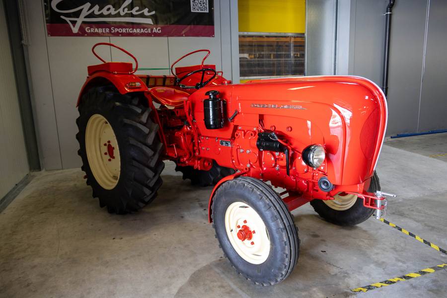 De 1956 à 1963, Porsche produisit au bord du lac de Constance des tracteurs à moteur diesel. Ce modèle parfaitement préservé était aussi exposé en Halle 2.