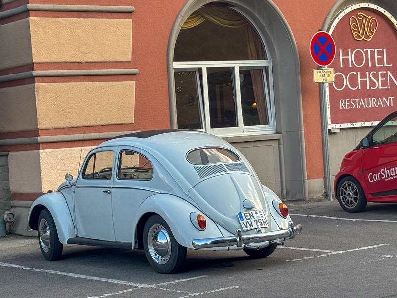 Juste devant la porte de l’Ochsen à Überlingen : le directeur de l’hôtel, Lukas Waldschütz, a trouvé une place de parking idéale pour notre « Ovali ».