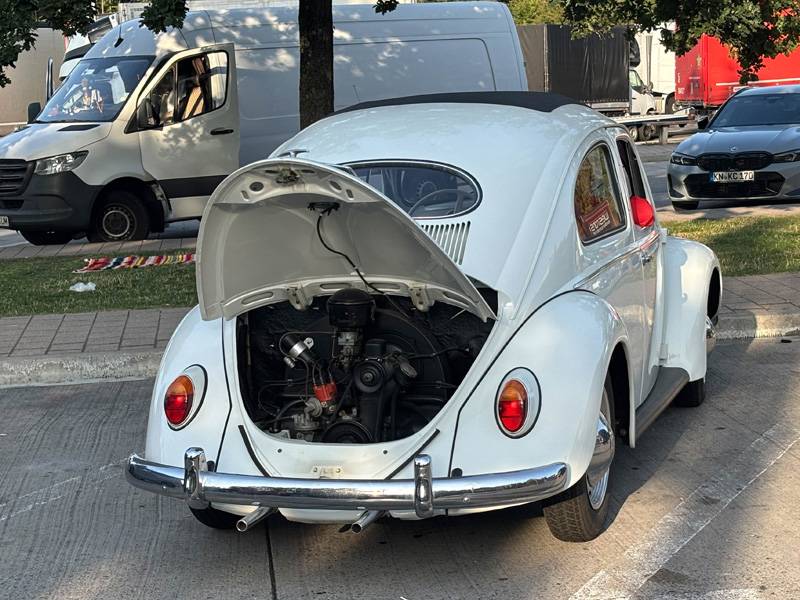 Pause : à l’air d’autoroute « Sindelfinger Wald », les 34 chevaux du moteur arrière ne réclament pas d’eau, mais une bonne bouffée d’air frais.