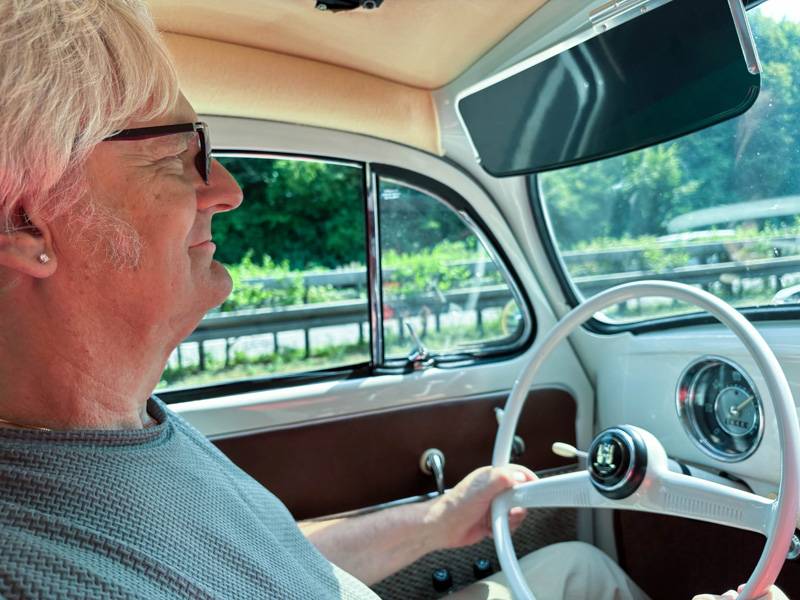 Nous roulons, roulons, roulons sur l’autoroute. Une chose est claire : quand on voyage dans l’« Ovali », on ne se contente pas de se déplacer, on sort du temps. Les vitesses . . .