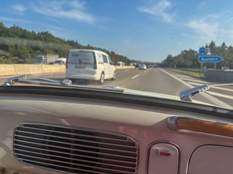 . . . doivent être enclenchées par un double débrayage, la vitesse se stabilise à 90 km/h. Aller plus vite serait une insulte à la mécanique.