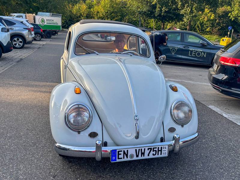 Les phares ronds, d’un air fier et loyal, le disent clairement : « 800 kilomètres ? Bof ! Ce n’est pas un trajet, c’est une excursion.